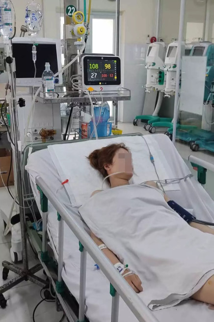 Một trong 6 người trong vụ ngộ độc rượu đang nằm cấp cứu tại Bệnh viện Đa khoa khu vực Thủ Đức.