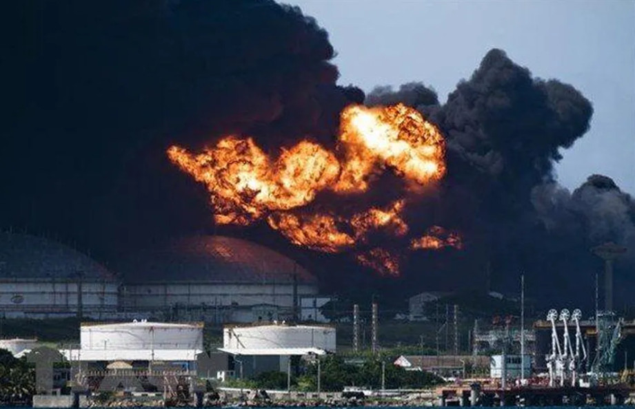 Đám cháy bể chứa dầu tại kho nhiên liệu ở thành phố Matanzas, Cuba. Ảnh - AFP