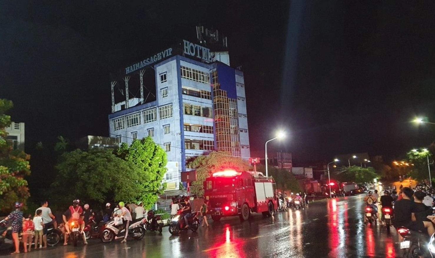 Tòa nhà 6 tầng phía sau của khách sạn Hải Yến bị đổ sập trong đêm. Ảnh: Lao động.