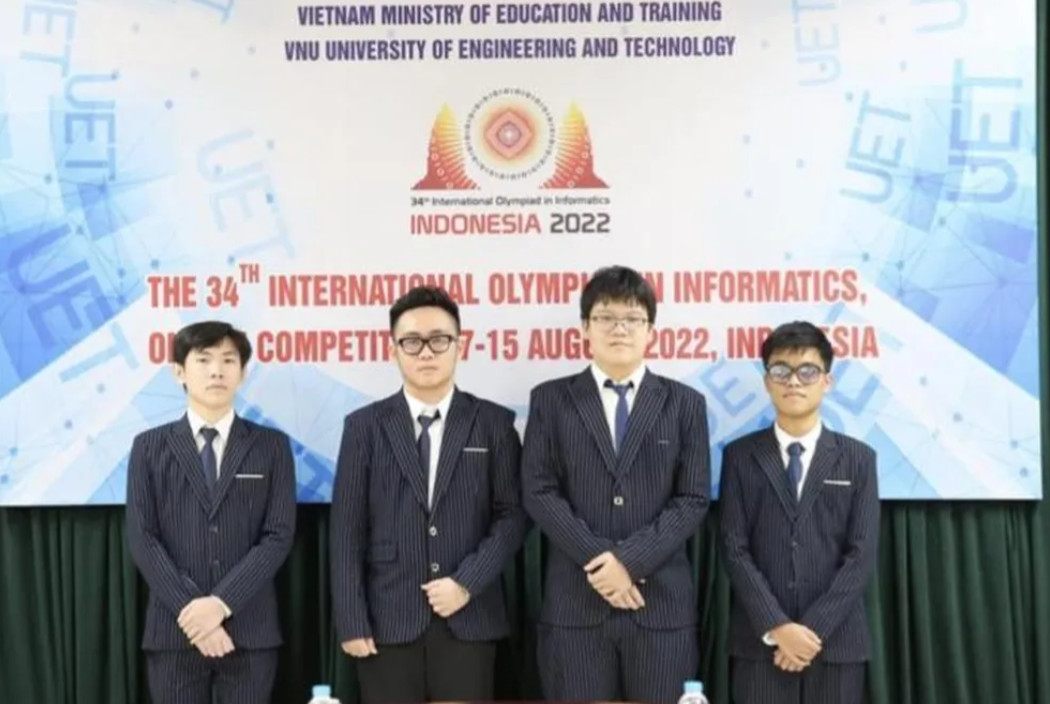 Bốn thành viên đội tuyển Việt Nam tham dự Olympic Tin học quốc tế 2022 (Theo thứ tự từ trái sang: Lê Hữu Nghĩa;Trương Văn Quốc Bảo; Dương Minh Khôi; Trần Xuân Bách).