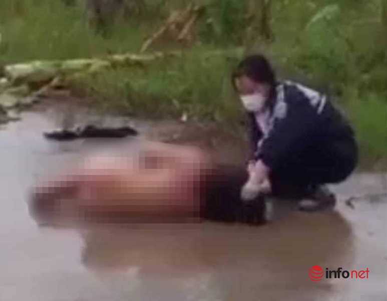 Khi cô gái ngồi thụp xuống để phòng vệ thì bị nữ sinh cầm tóc giật mạnh ra phía sau, vật nạn nhân nằm ngửa ra giữa đường còn lênh láng nước. (Ảnh cắt từ clip)