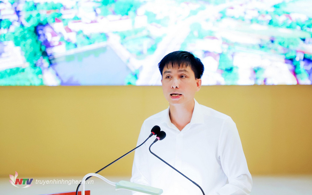 Đồng chí Hoàng Quyền - Chủ tịch UBND huyện Anh Sơn báo cáo kết quả phát triển kinh tế - xã hội của huyện năm 2021 và 7 tháng đầu năm 2022. 