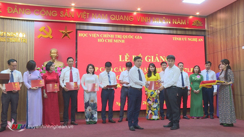 Tiến sỹ Đậu Tuấn Nam - Vụ trưởng Vụ Quản lý đào tạo, Học viện Chính trị Quốc gia Hồ Chí Minh trao Bằng Tốt nghiệp cho các học viên. 