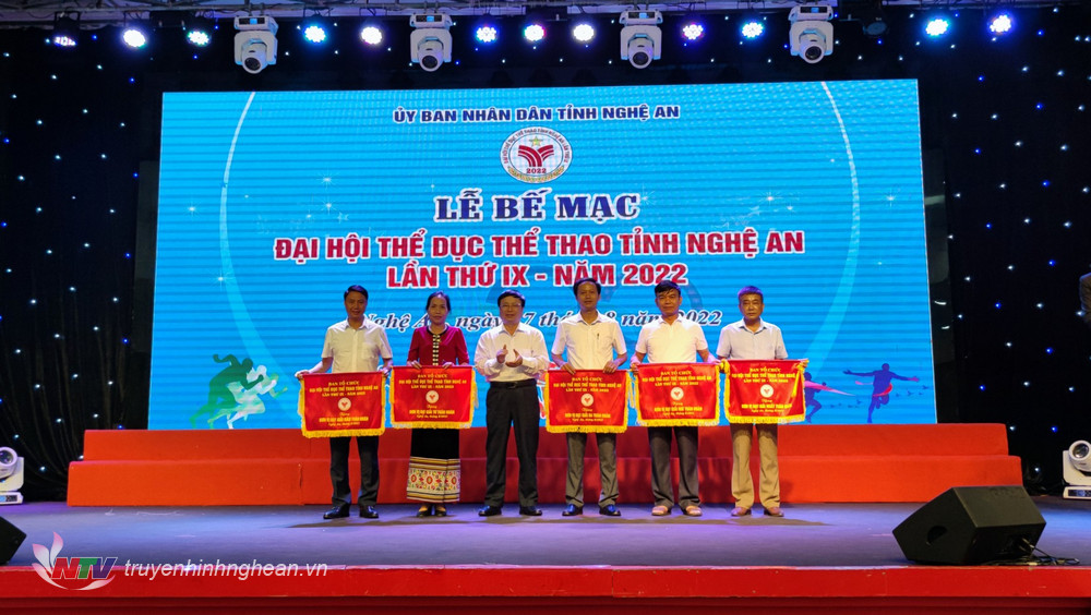 Đồng chí Bùi Đình Long - Phó Chủ tịch UBND tỉnh trao Cờ lưu niệm cho 5 đơn vị dẫn đầu toàn tỉnh về thành tích thi đấu. 