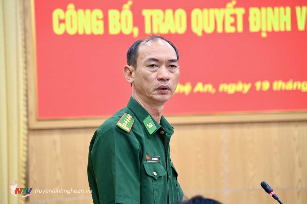 Đại tá Lê Như Cương, Bí thư Đảng ủy, Chính ủy BĐBP tỉnh phát biểu giao nhiệm vụ cho cán bộ được bổ nhiệm, điều động.