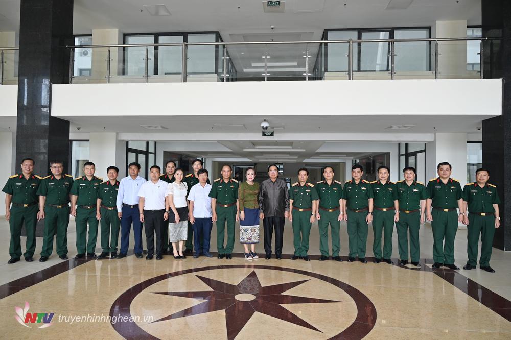 Đoàn công tác Bộ Kế hoạch và Đầu tư Lào chụp ảnh lưu niệm tại Quân khu 4.