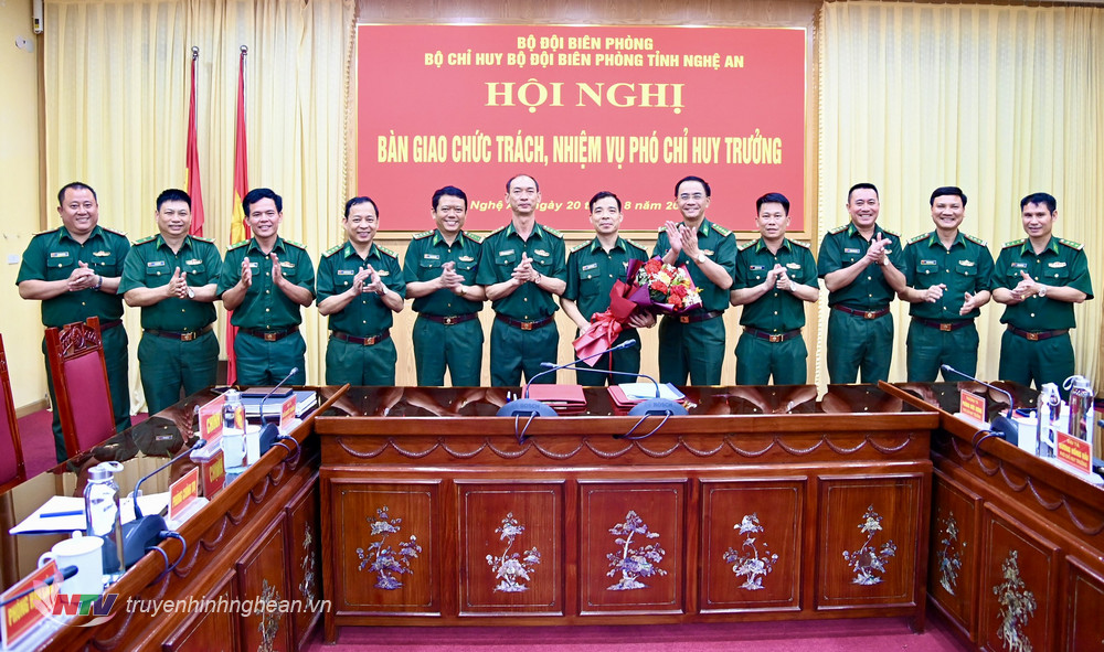 Phòng Tham mưu BĐBP Nghệ An chúc mừng Thượng tá Phùng Đức Hưng.