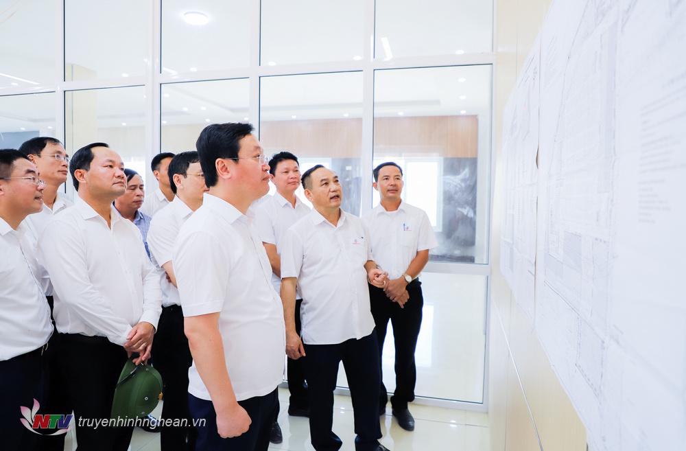 Chủ tịch UBND tỉnh Nguyễn Đức Trung nghe báo cáo quy hoạch và tiến độ thực hiện dự án.