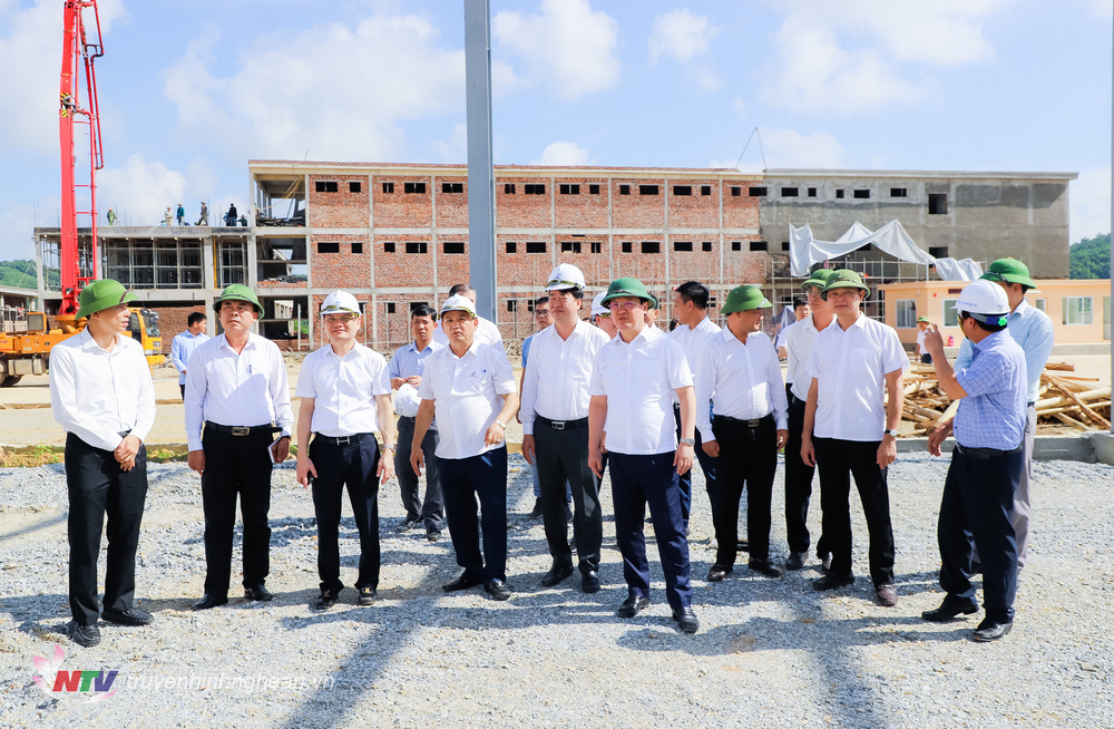 Đồng chí Nguyễn Đức Trung - Chủ tịch UBND tỉnh cùng đoàn kiểm tra tiến độ dự án Nhà máy sản xuất gỗ ván sợi MDF trong Khu công nghiệp Tri Lễ. 