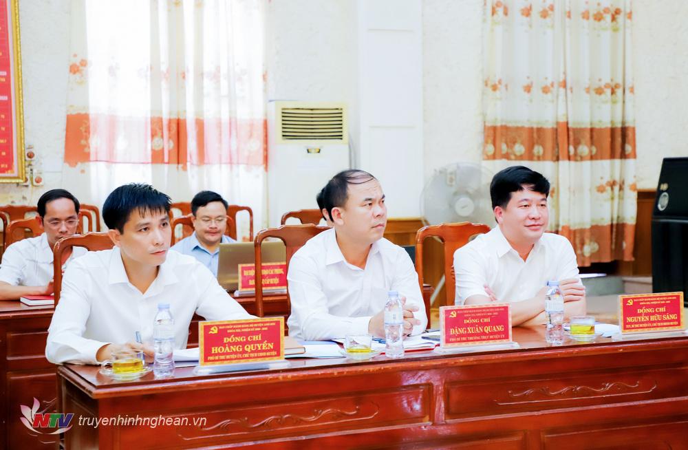 Các đồng chí Thường trực Huyện uỷ Anh Sơn dự buổi làm việc. 