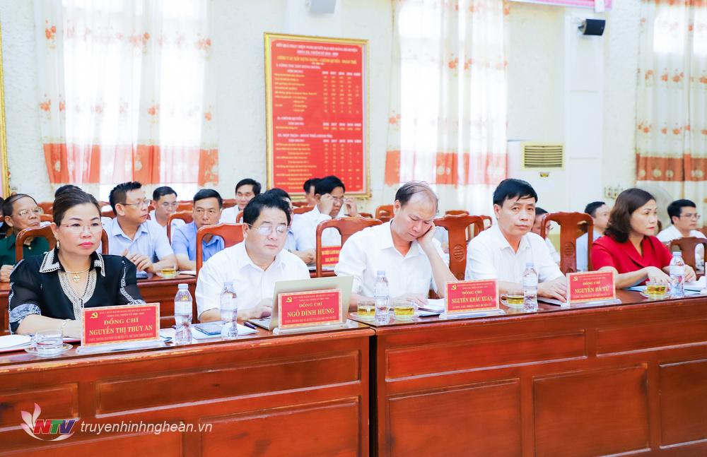 Các đồng chí trong Ban Thường vụ Huyện uỷ Anh Sơn tham dự buổi làm việc. Ả