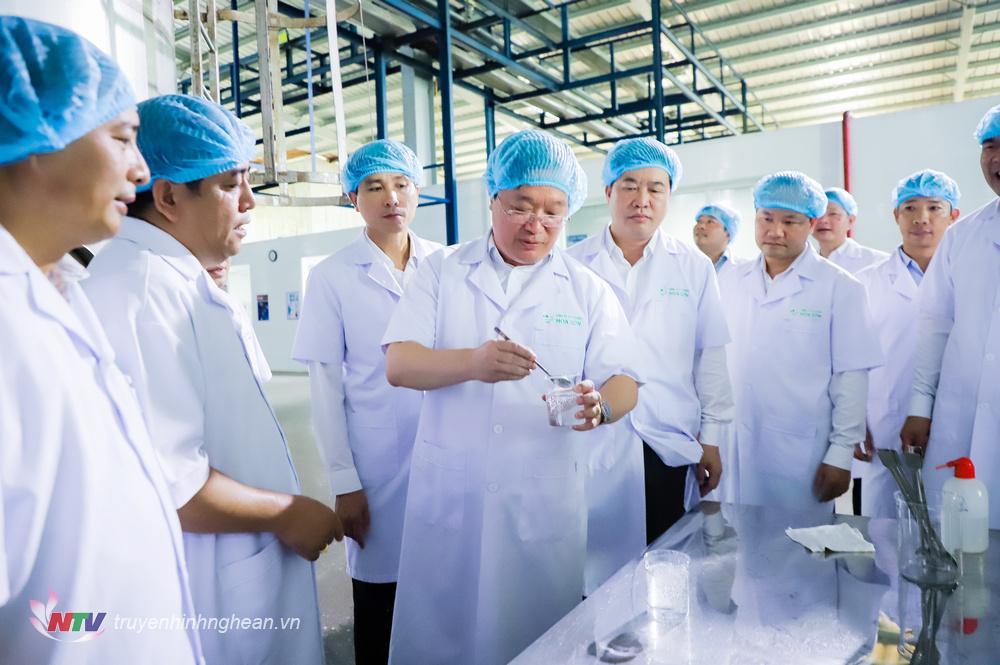 Chủ tịch UBND tỉnh Nguyễn Đức Trung xem sản phẩm đường Glucose của Công ty cổ phần Á Châu Hoa Sơn. 