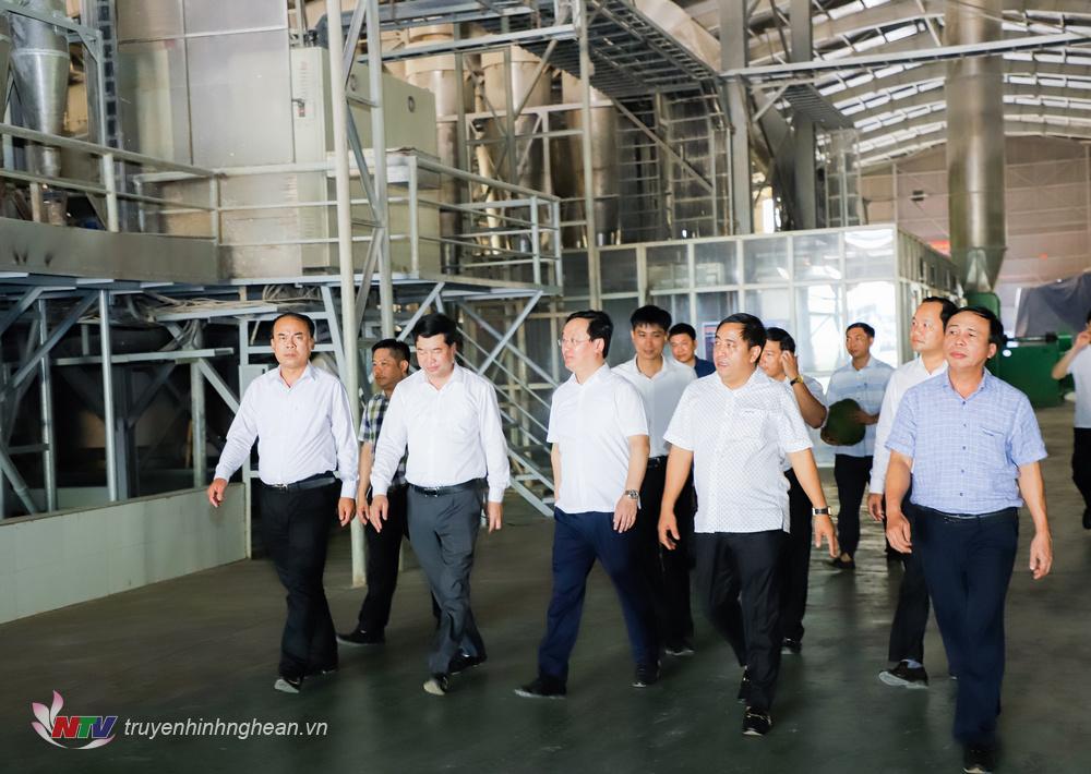 Chủ tịch UBND tỉnh Nguyễn Đức Trung đã đến kiểm tra tình hình sản xuất, kinh doanh của Nhà máy chế biến tinh bột sắn của Công ty cổ phần Á Châu Hoa Sơn. 