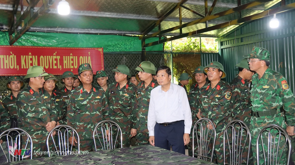Thiếu tướng Hà Thọ Bình - Phó Tư lệnh, Tham mưu trưởng Bộ Tư lệnh Quân khu kiểm tra công tác chuẩn bi tại Sở chỉ huy diễn tập tỉnh.