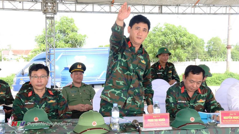 Đại tá Phan Đại Nghĩa, Ủy viên BTV Tỉnh ủy, Chỉ huy trưởng Bộ CHQS tỉnh phát biểu tại buổi kiểm tra.