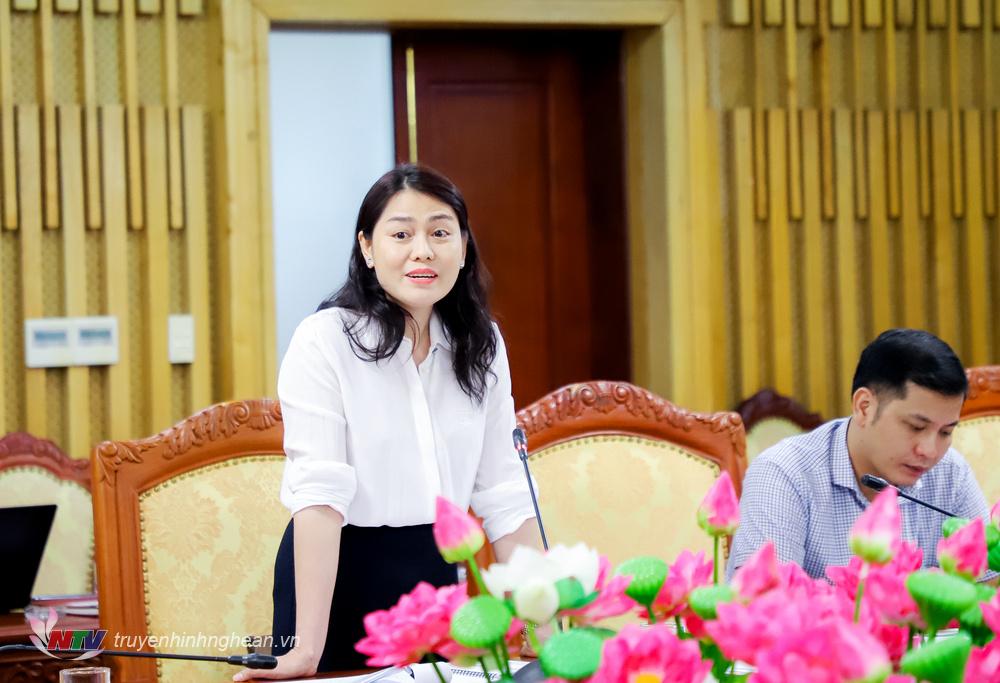 Đồng chí Đậu Thị Minh Loan - Phó Giám đốc Sở Tài chính giải trình, làm rõ các nội dung đoàn giám sát quan tâm.
