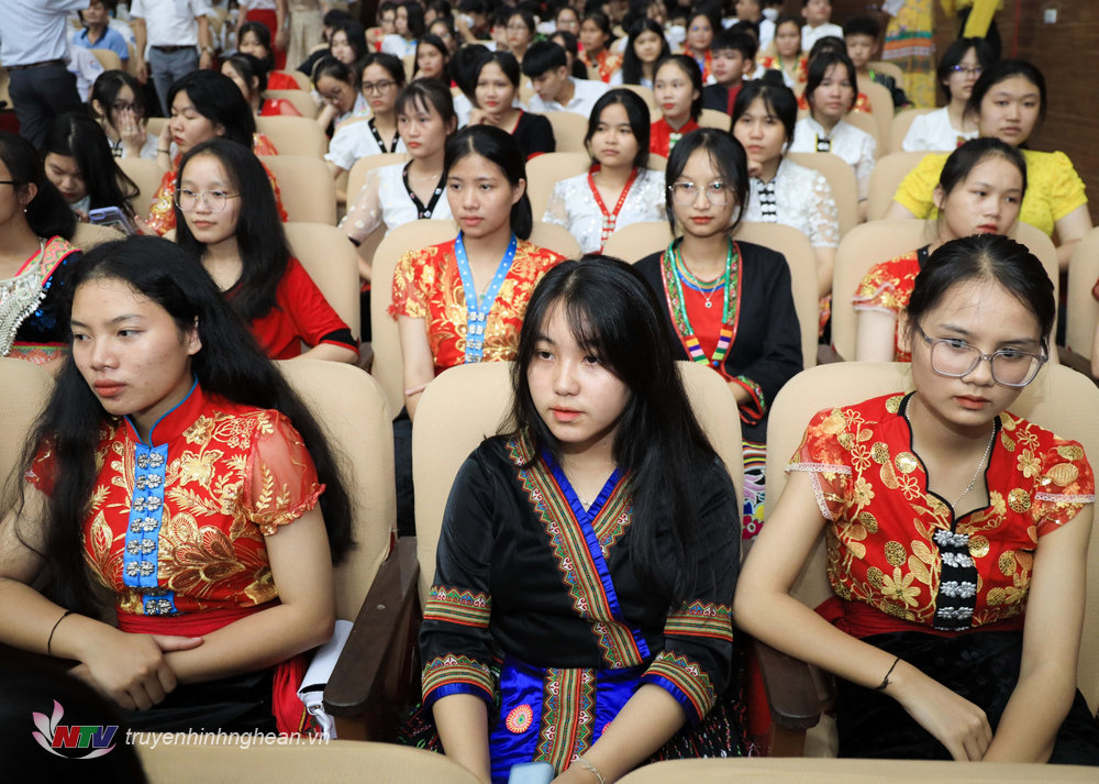 Học sinh có thành tích cao tham dự buổi lễ.