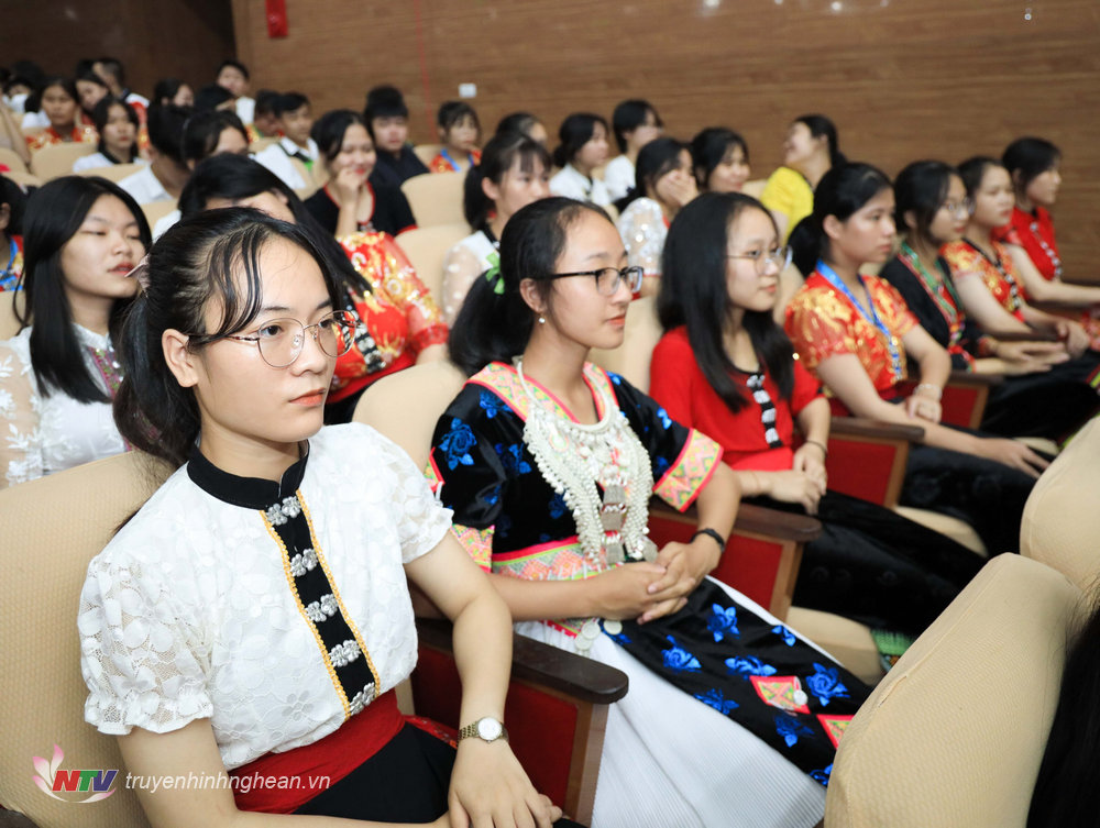 Học sinh có thành tích cao tham dự buổi lễ.