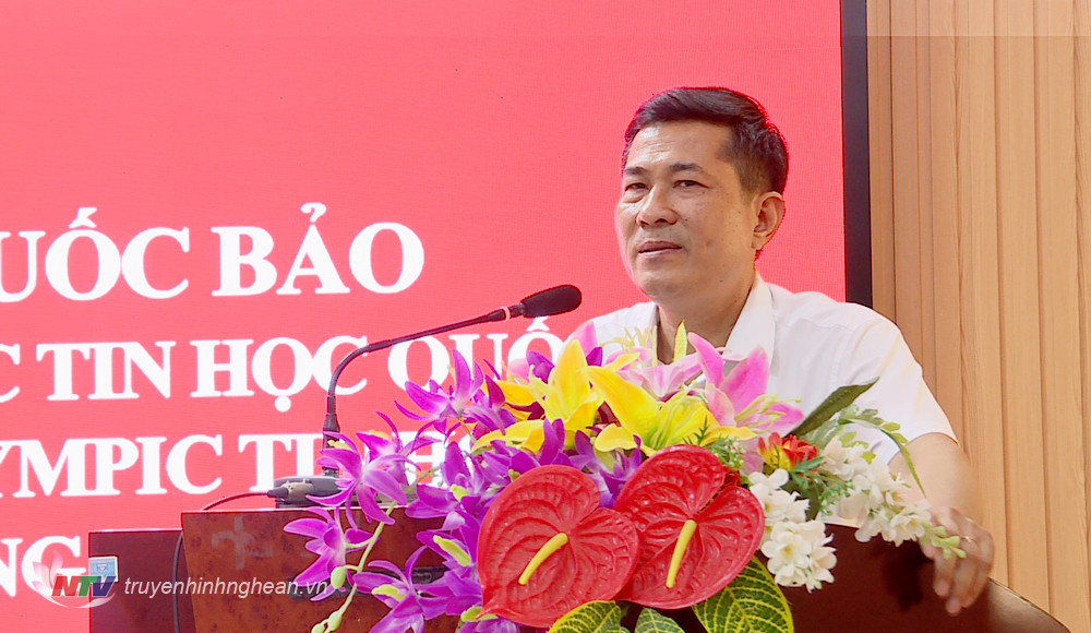 Giám đốc Sở Giáo dục - Đào tạo Thái Văn Thành phát biểu tại buổi lễ.