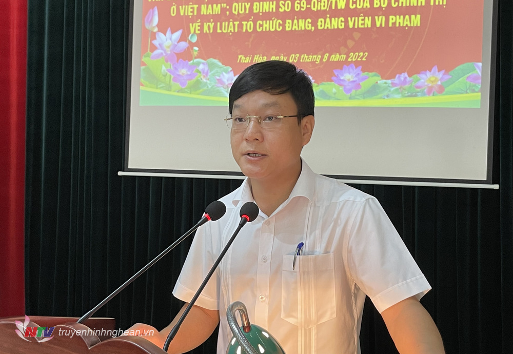 Đồng chí Phạm Tuấn Vinh, Bí thư Thị ủy, Chủ tịch HĐND thị xã quán triệt tại hội nghị.