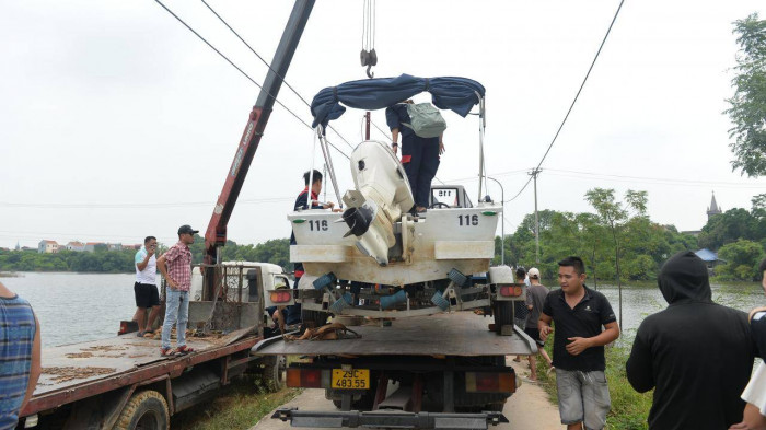 Trưa nay (17/8), xe tải chở 2 chiếc cano của đội cứu hộ 116 đã xuất hiện tại cầu Cù Sơn