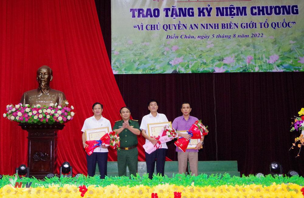 BĐBP tỉnh trao tặng Kỷ niệm chương “Vì chủ quyền an ninh biên giới Tổ quốc” cho lãnh đạo huyện Diễn Châu