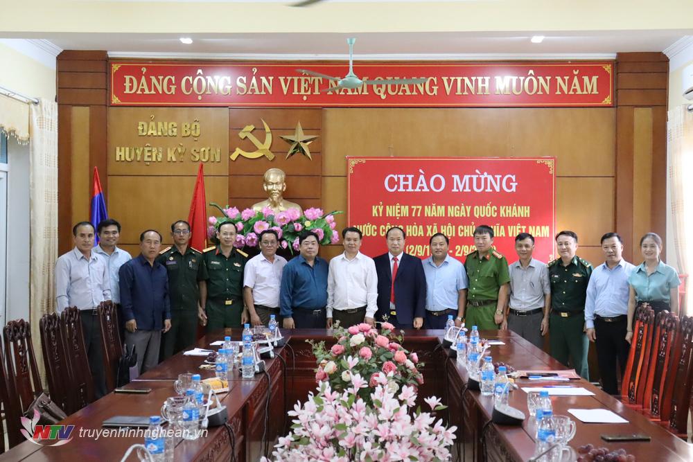 Lãnh đạo huyện Kỳ Sơn chụp ảnh lưu niệm cùng đoàn công tác tỉnh Mường Quắn.