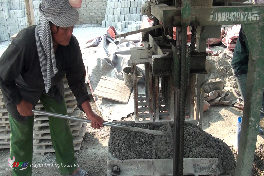 hay vì sử dụng lò đốt như trước kia, hiện nay các cơ sở sản xuất gạch không nung ở xã Quỳnh Văn đều sử dụng máy móc