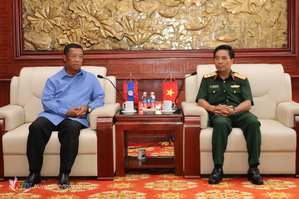 Trung tướng Nguyễn Doãn Anh, Tư lệnh Quân khu chủ trì tiếp Phó Chủ tịch Quốc hội Lào đến thăm BTL Quân khu 4.