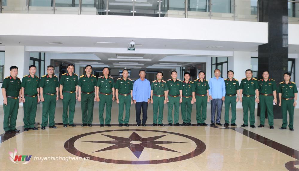 Phó Chủ tịch Quốc hội Lào chụp ảnh lưu niệm với BTL Quân khu 4.