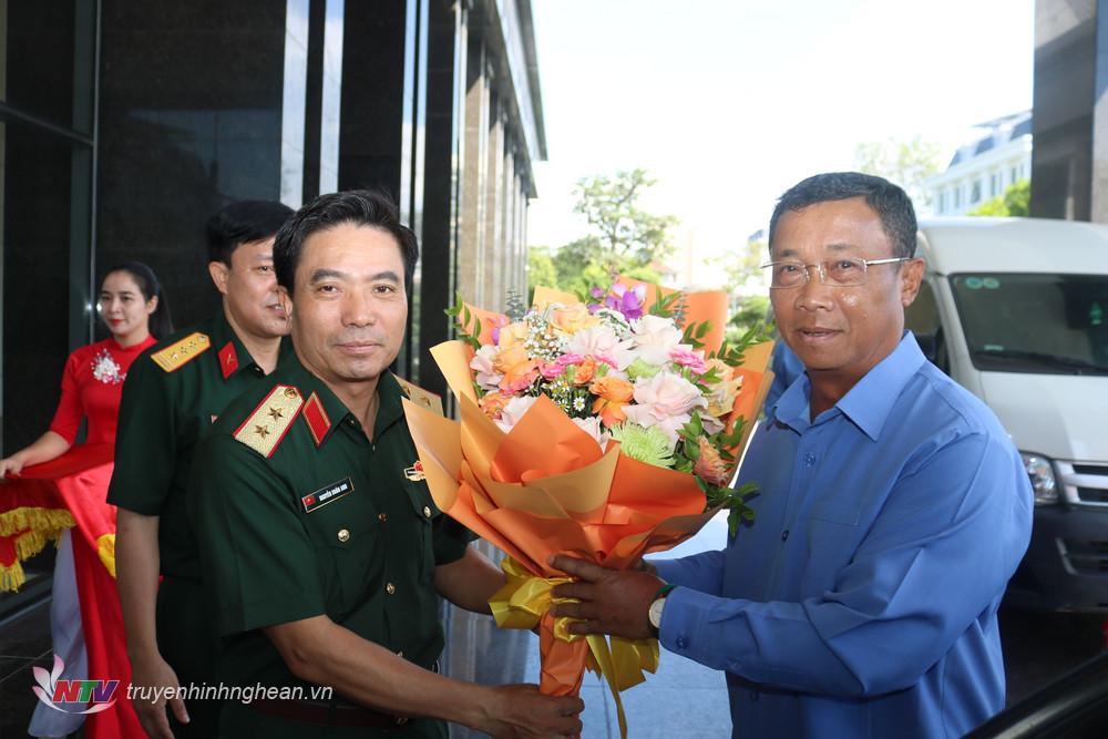 Trung tướng Nguyễn Doãn Anh, Tư lệnh Quân khu chào mừng Phó Chủ tịch Quốc hội Lào đến thăm BTL Quân khu 4.
