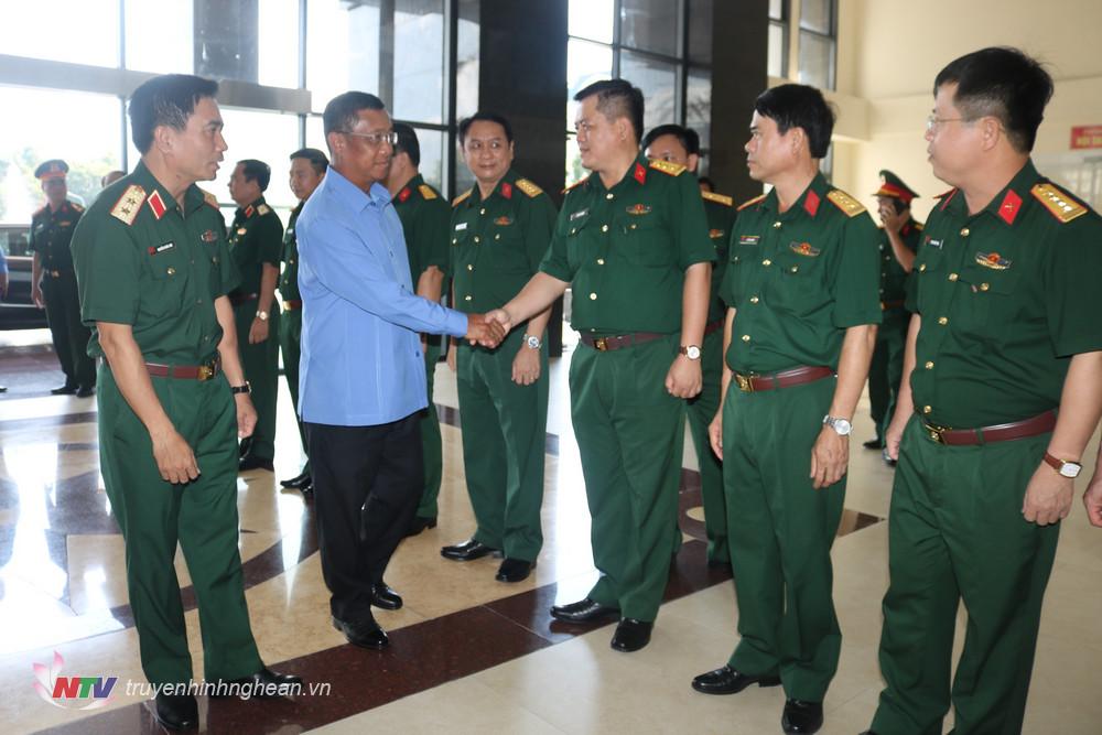 Bộ Tư lệnh Quân khu 4 đón Phó Chủ tịch Quốc hội Lào đến thăm.