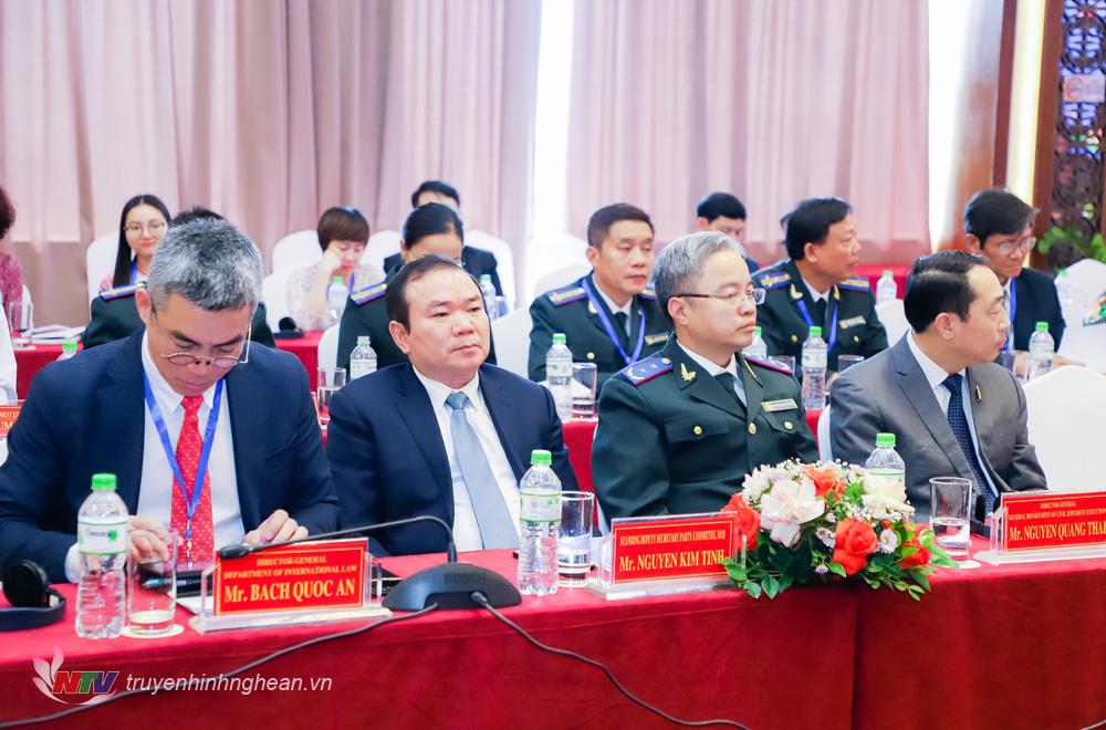Lãnh đạo Bộ Tư pháp Việt Nam và tỉnh Nghệ An tham dự hội nghị.