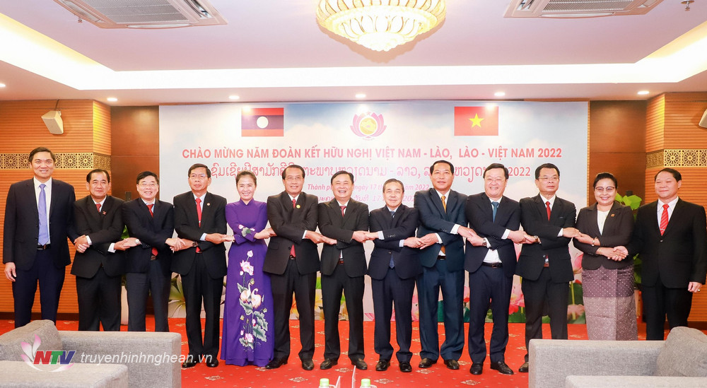 Lãnh đạo tỉnh Nghệ An và Đại sứ đặc mệnh toàn quyền nước CHDCND Lào tại Việt Nam, lãnh đạo 7 tỉnh nước CHDCND Lào chụp ảnh lưu niệm. 