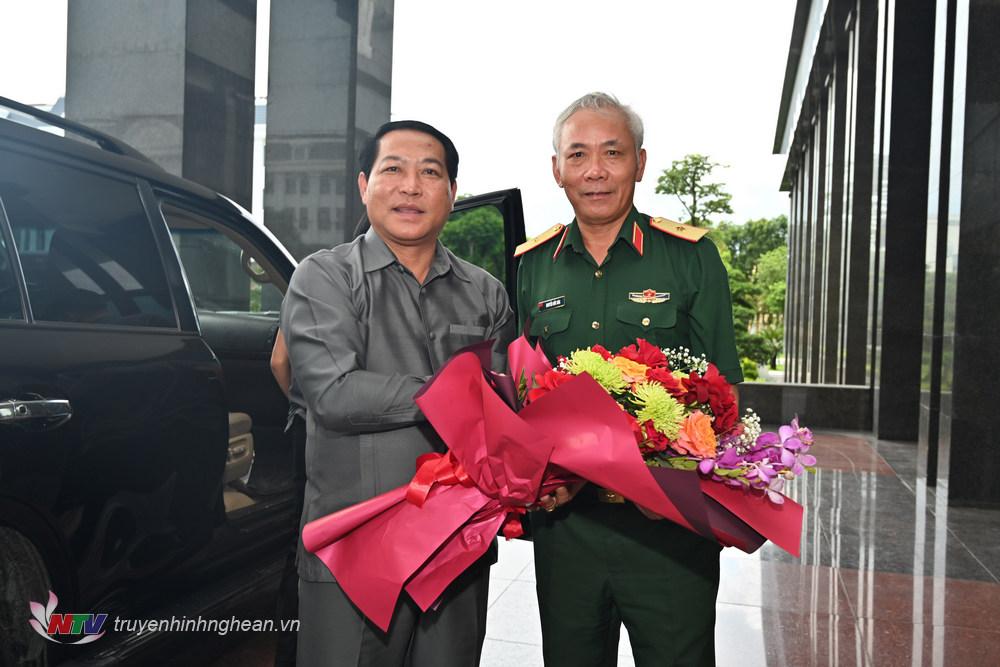 Thiếu tướng Nguyễn Đức Hóa, Ủy viên Ban Thường vụ Đảng ủy, Phó Chính ủy Quân khu 4 chủ trì tiếp Đoàn.
