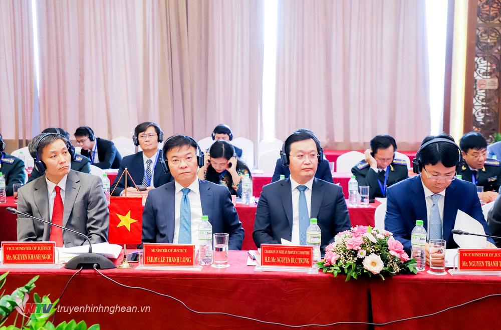 Lãnh đạo Bộ Tư pháp Việt Nam và tỉnh Nghệ An tham dự hội nghị.