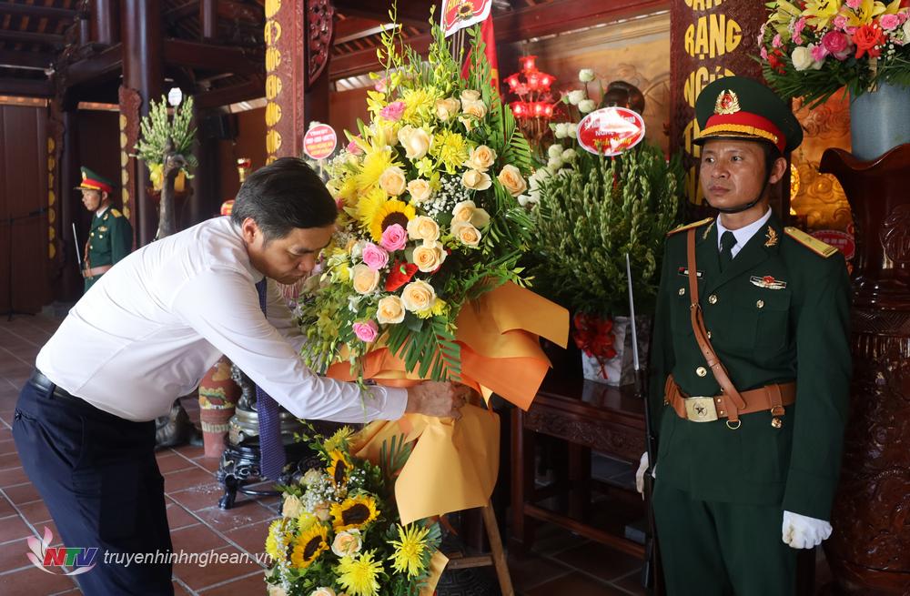 Đồng chí Hoàng Nghĩa Hiếu - Phó Bí thư Tỉnh uỷ, Phó Chủ tịch UBND tỉnh dâng lẵng hoa tươi trước bàn thờ cố Tổng Bí thư Lê Hồng Phong.
