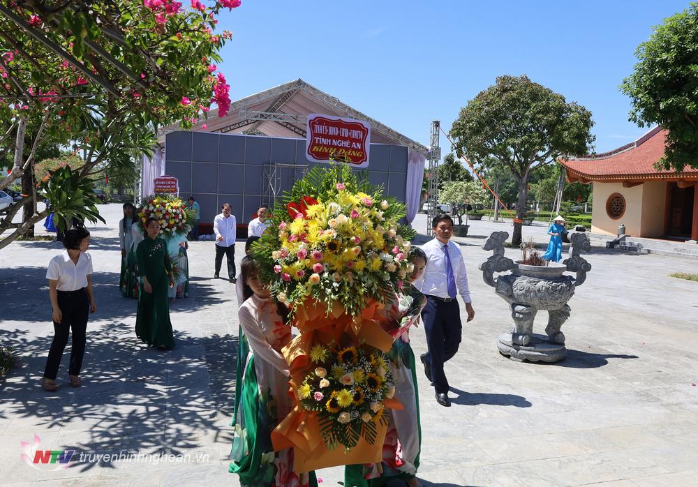 Các đại biểu dâng hoa, dâng hương nhân lễ giỗ lần thứ 80 của Tổng Bí thư Lê Hồng Phong tại Khu lưu niệm ở xã Hưng Thông.