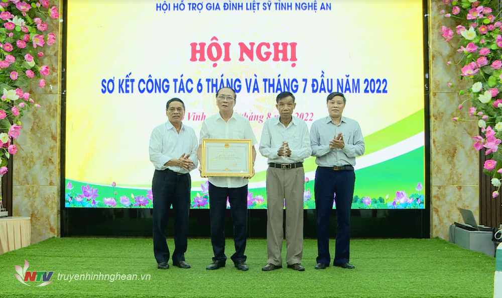 UBND tỉnh tặng Bằng khen Hội hỗ trợ gia đình liệt sỹ tỉnh đã có thành tích xuất sắc trong công tác người có công và đền ơn đáp nghĩa giai đoạn 2017-2022 trên địa bàn tỉnh Nghệ An.