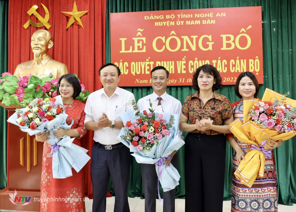 Các đồng chí Thường trực Huyện ủy Nam Đàn tặng hoa chúc mừng.