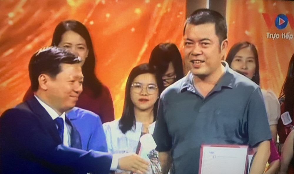 Nhà báo Ngọc Dũng (Đài PT-TH Nghệ An) đại diện cho êkip nhận giải Bạc.