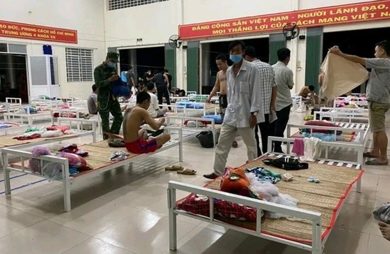 Nhóm lao động người Việt Nam đang ở tạm tại Trung tâm học tập cộng đồng ở huyện An Phú (An Giang).