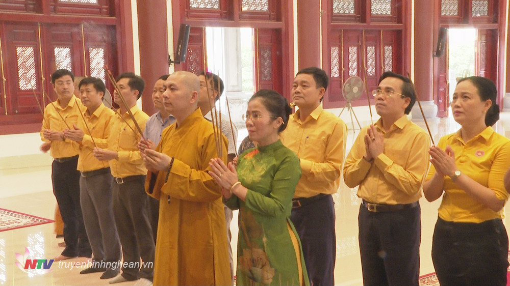 Chủ tịch UBMTTQ tỉnh cùng đoàn công tác dâng hương tại chùa.