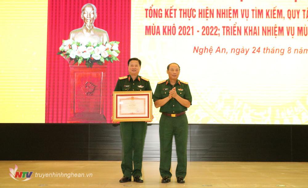 Trung tướng Trần Võ Dũng, Chính uỷ Quân khu đã trao Bằng khen của Thủ tướng Chính phủ cho Thiếu tướng Trần Minh Thanh, Uỷ viên Ban Thường vụ Đảng uỷ, Chủ nhiệm Chính trị Quân khu