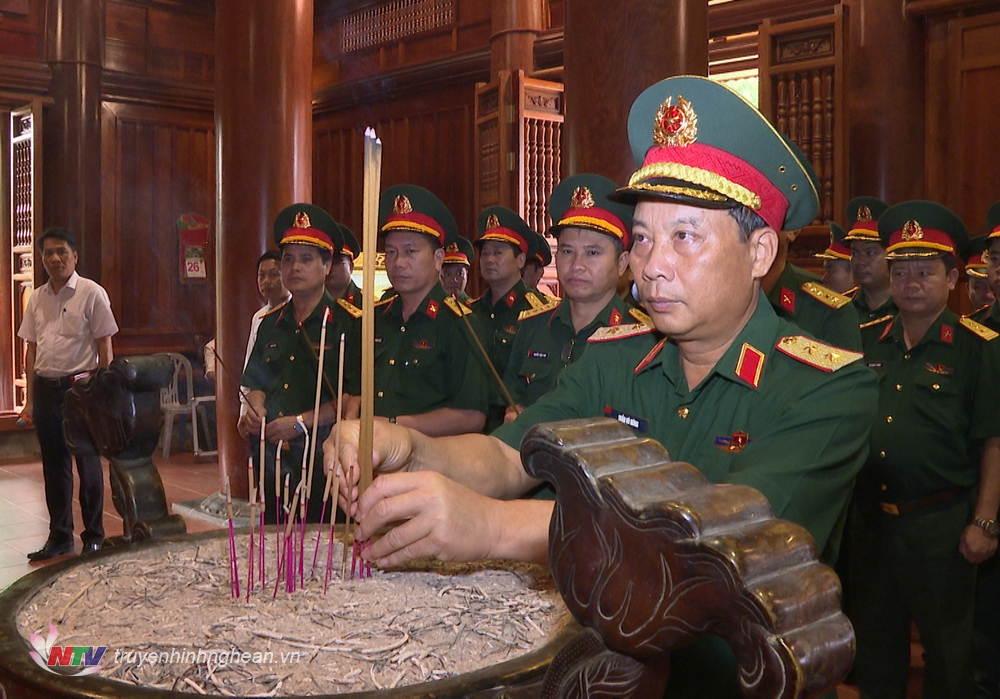 Trung tướng Trần Võ Dũng, Bí thư Đảng ủy, Chính ủy Quân khu thắp hương tưởng niệm Chủ tịch Hồ Chí Minh.