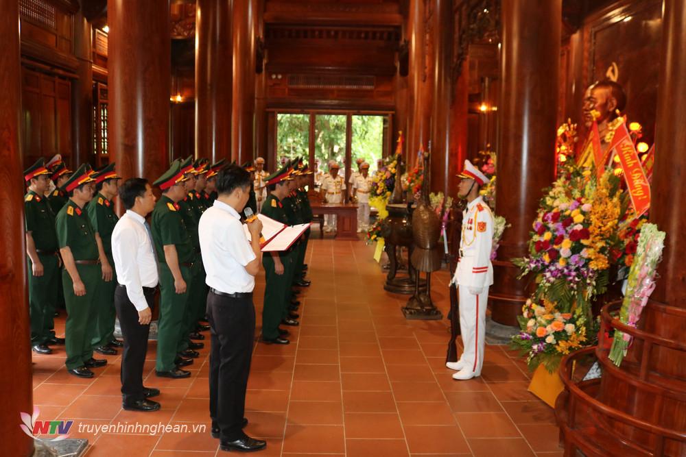 Thường vụ Đảng ủy, Bộ Tư lệnh Quân khu 4 tưởng niệm Chủ tịch Hồ Chí Minh.