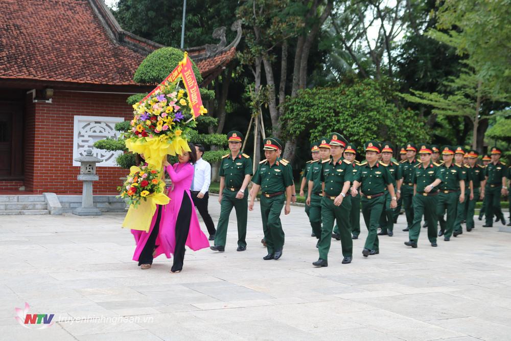 Thường vụ Đảng ủy, BTL Quân khu 4 về Khu dịch tích lịch sử Quốc gia đặc biệt Kim Liên dâng hoa, thắp hương tưởng niệm Chủ tịch Hồ Chí Minh.