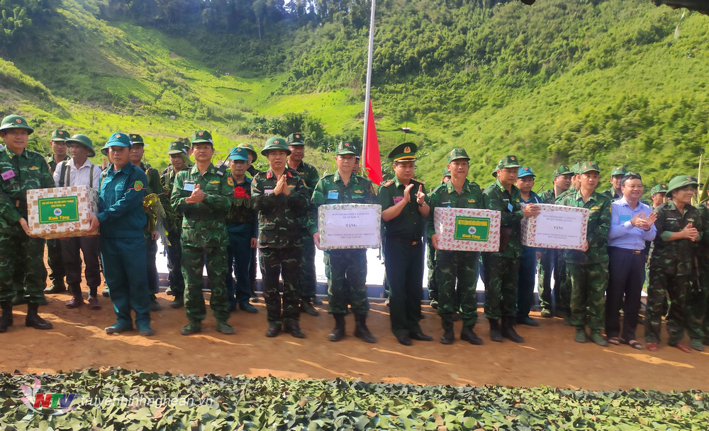 Tổ đạo diễn diễn tập khu vực phòng thủ huyện Tương Dương năm 2022 tặng quà cho lực lượng diễn tập thực binh. 