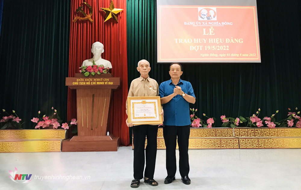 Đồng chí Nguyễn Văn Hoa, UVBTV Huyện ủy, Phó Chủ tịch UBND huyện trao Huy hiệu 60 năm tuổi Đảng cho đảng viên lão thành.
