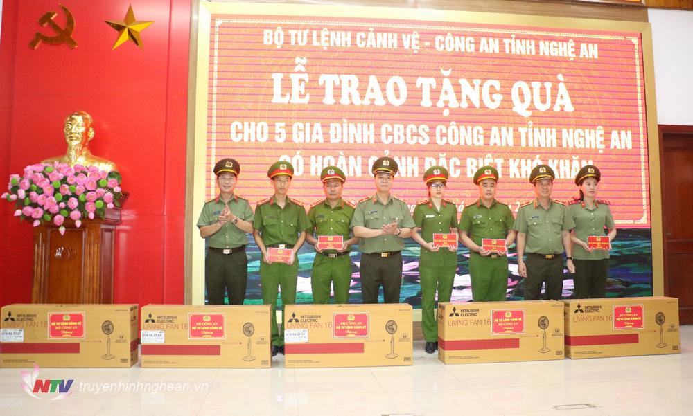 Bộ tư lệnh cảnh vệ - Bộ Công an tặng quà cho 05 CBCS Công an Nghệ An có hoàn cảnh khó khăn